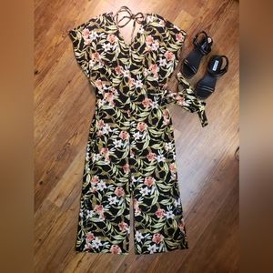 Kenzie jumpsuit S nwt black floral so so cute parties boat